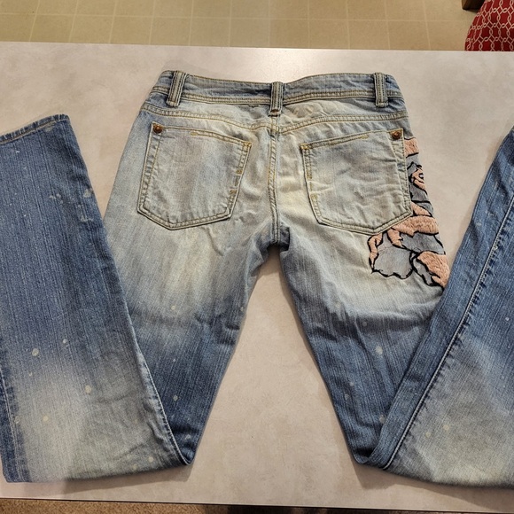 GRAIL Stylish Light Wash Jeans with Embroidery - Picture 2 of 10